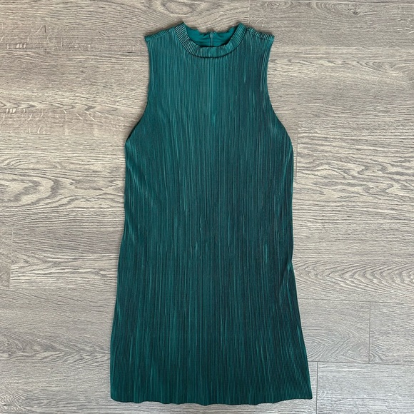 Green Sleeveless Shift Dress - Picture 2 of 4